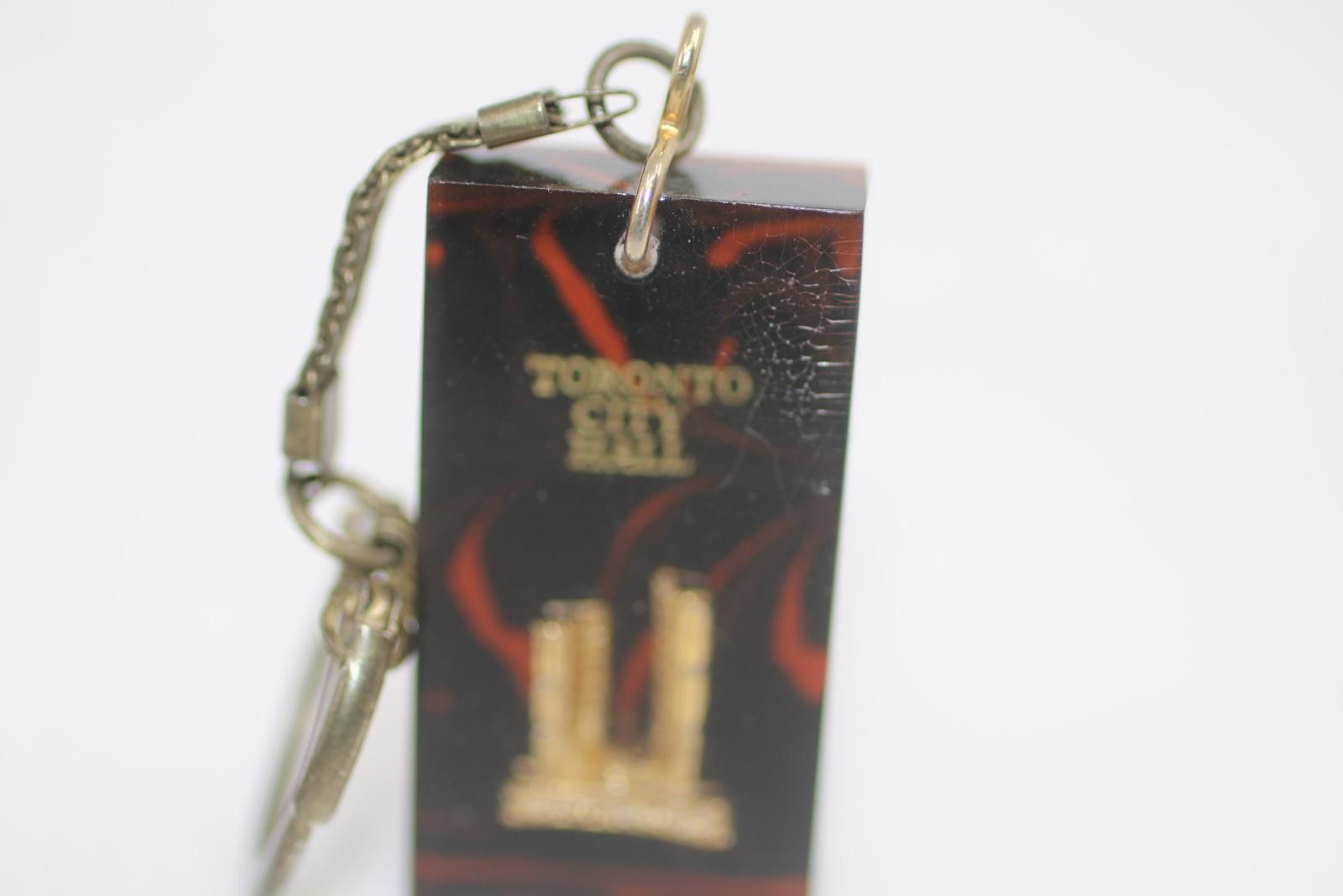 Warner Bros Vintage Keychain TORONTO CITY HALL Souvenir Keyring ONTARIO Size ONE SIZE - 3 Thumbnail