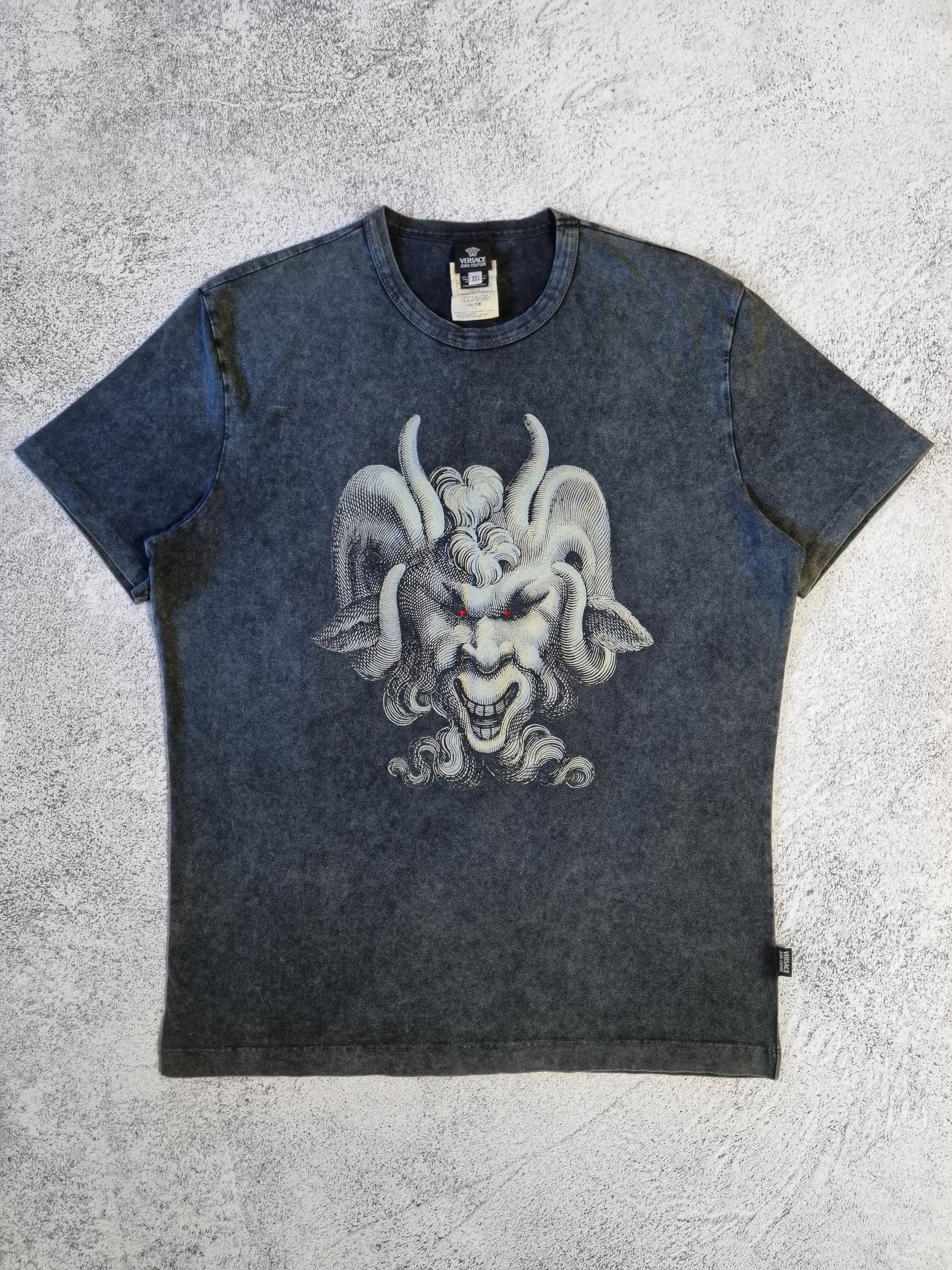 Versace × Vintage Rare Versace Red Crystal Eyes Demon T-Shirt Size US L / EU 52-54 / 3 - 1 Thumbnail