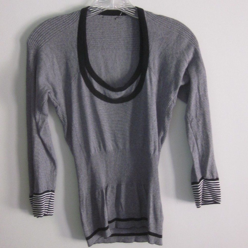 GF Ferre GF Gianfranco Ferre Italian Sweater Top About Size XS Size XS / US 0-2 / IT 36-38 - 2 Thumbnail