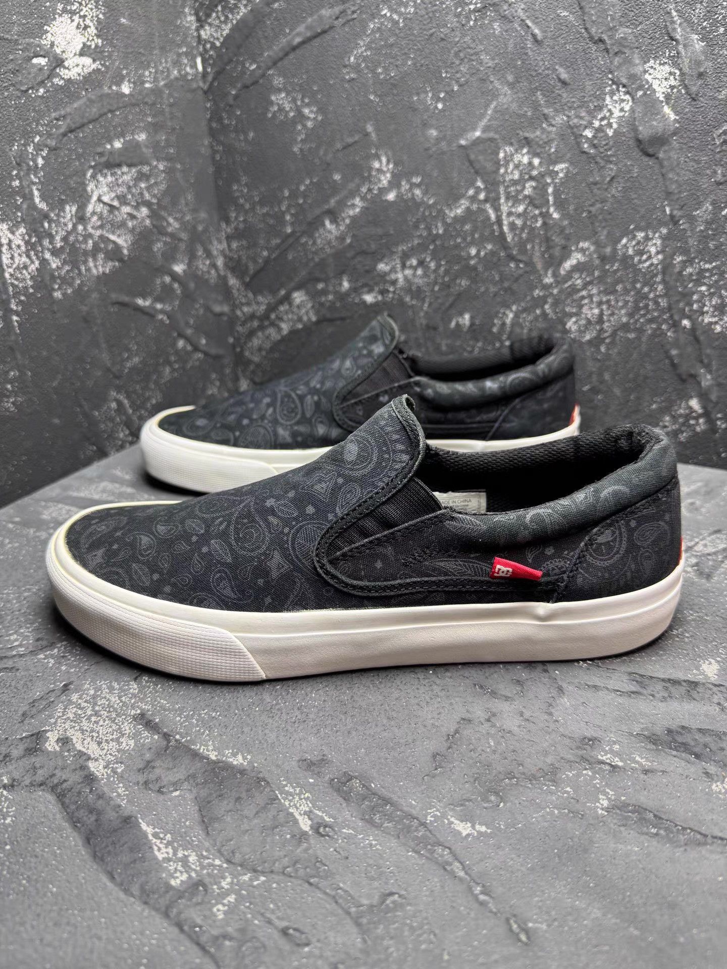 DC DC Black Slip-On Sneakers Q10 Size US 8.5 / EU 41-42 - 2 Thumbnail