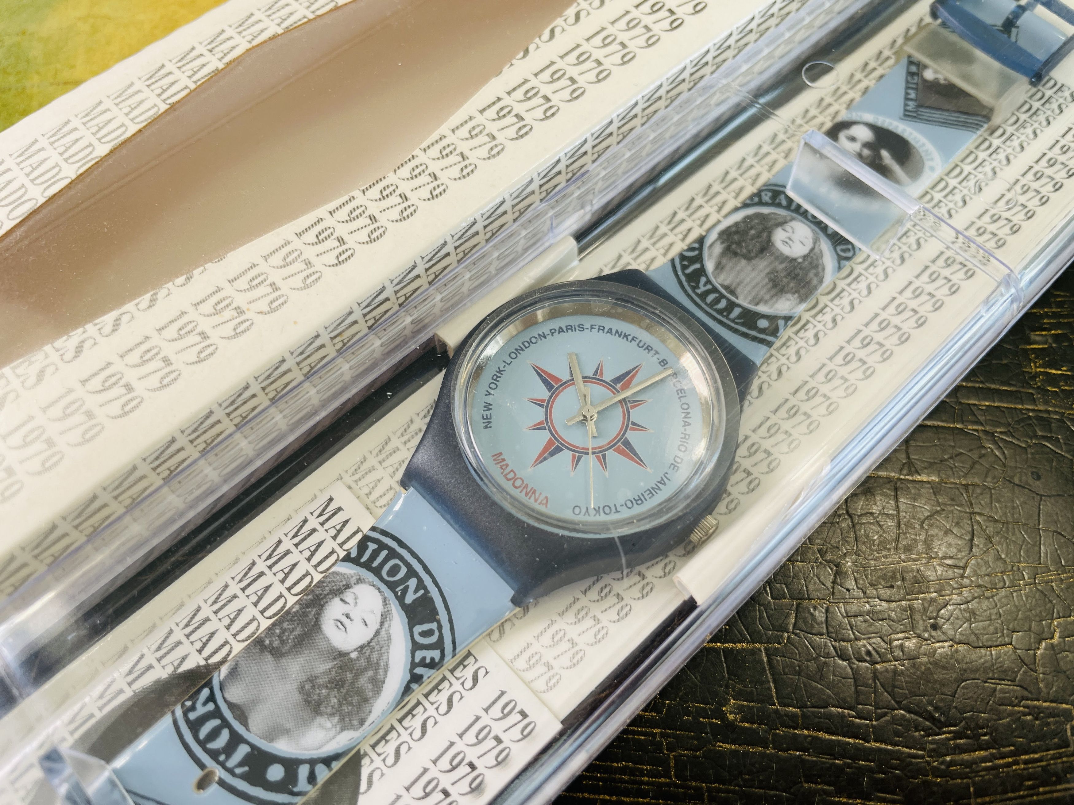 Other Madonna Nudes 1979 Blue Compass Watch Full Set Size 34 - 3 Thumbnail