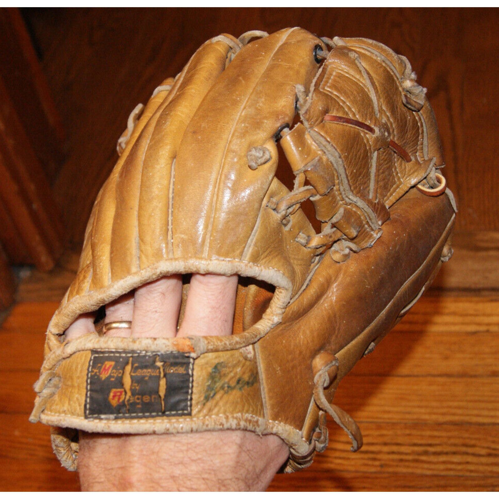 Other VTG Regent 1960s Leather Baseball Glove BG231 RT Hand Throw Size ONE SIZE - 7 Thumbnail