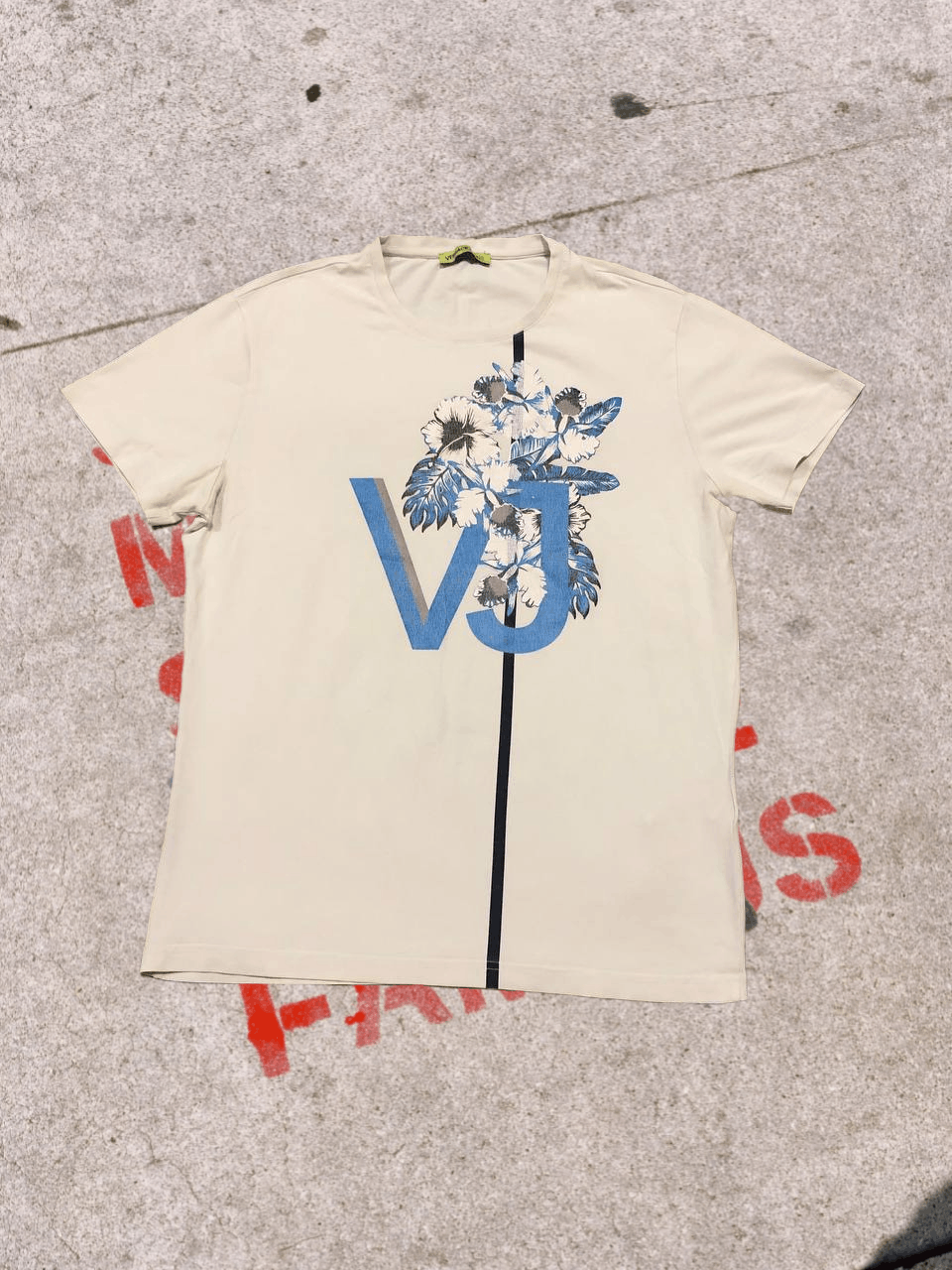Versace Jeans Couture Versace Jeans Couture butterfly Print T-shirt Size US L / EU 52-54 / 3 - 1 Thumbnail