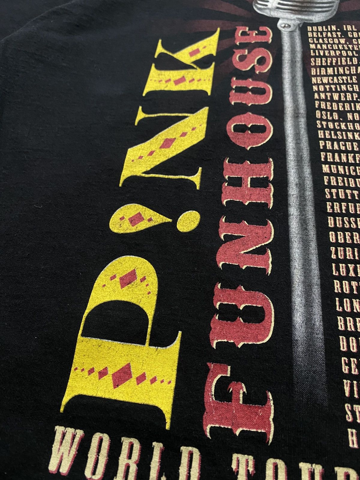 Vintage Vintage Pink Funhouse Tour 2009 Big Logo y2k t shirt Size US L / EU 52-54 / 3 - 12 Thumbnail