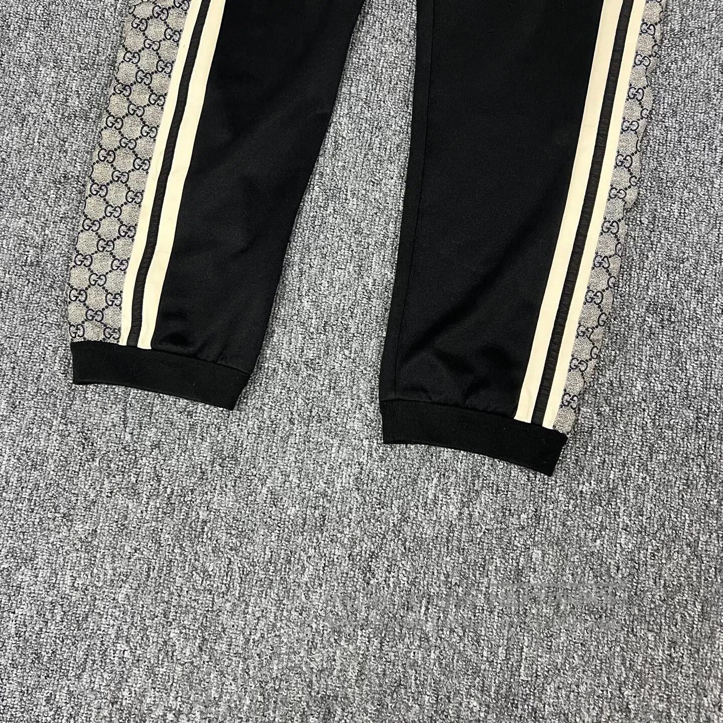 Gucci Guicci size s Snake pattern; Logo printed all over the side Size US 28 / EU 44 - 4 Thumbnail