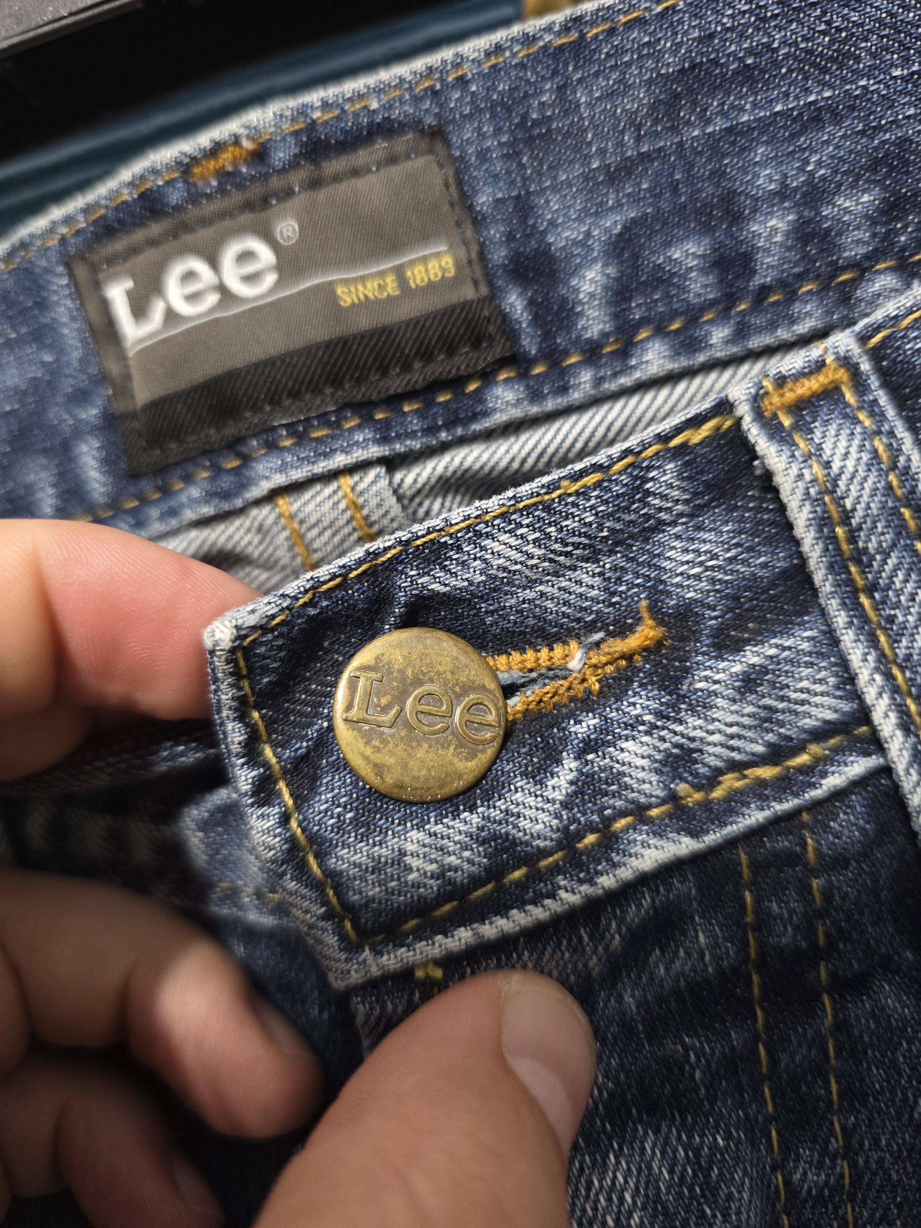 Lee LEE VINTAGE straight-leg in a medium-blue wash. Bootcut Size 30" / US 8 / IT 44 - 5 Thumbnail