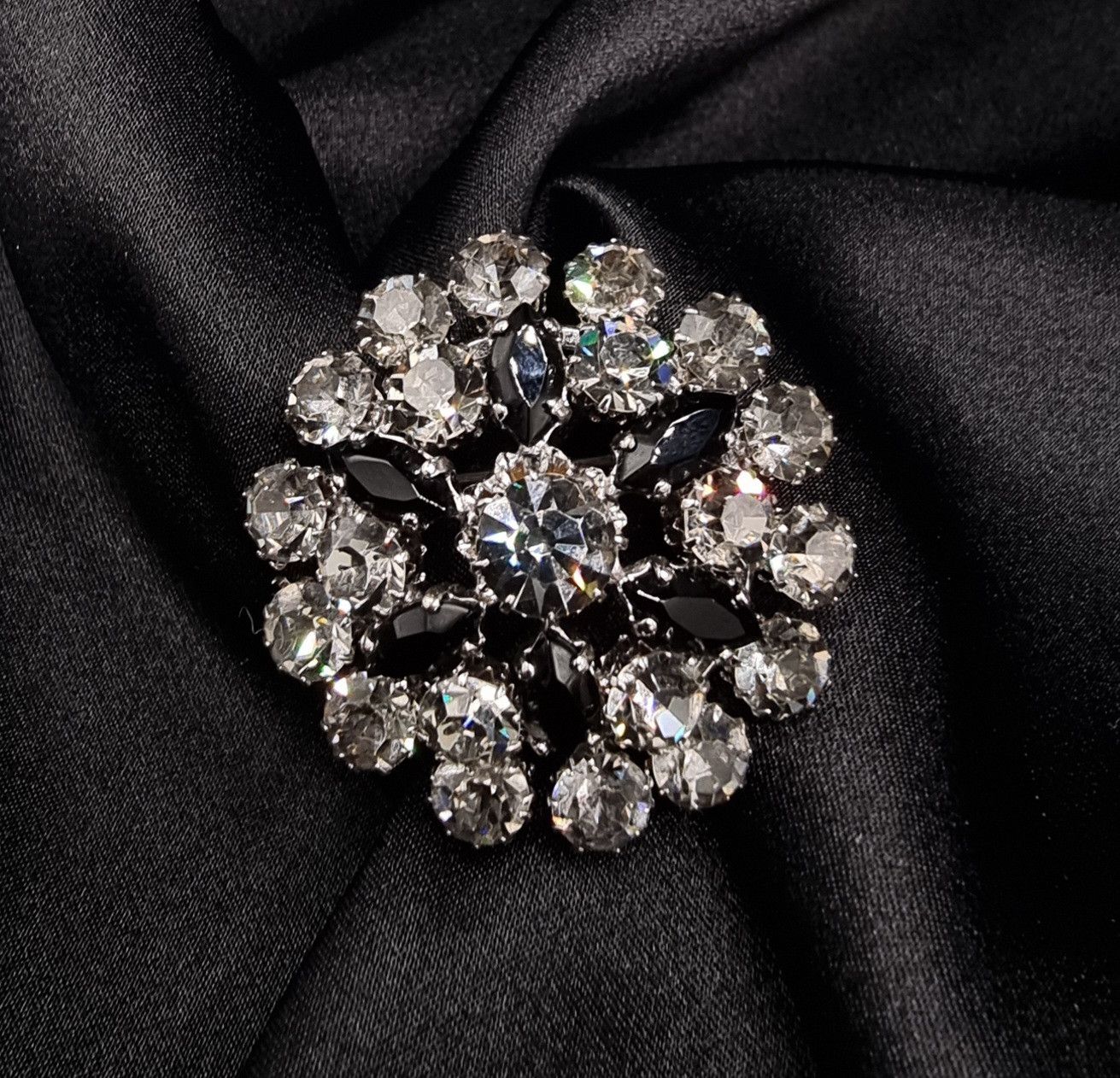 Vintage Vintage Rhinestone & Black Glass Floral Brooch Size ONE SIZE - 1 Thumbnail