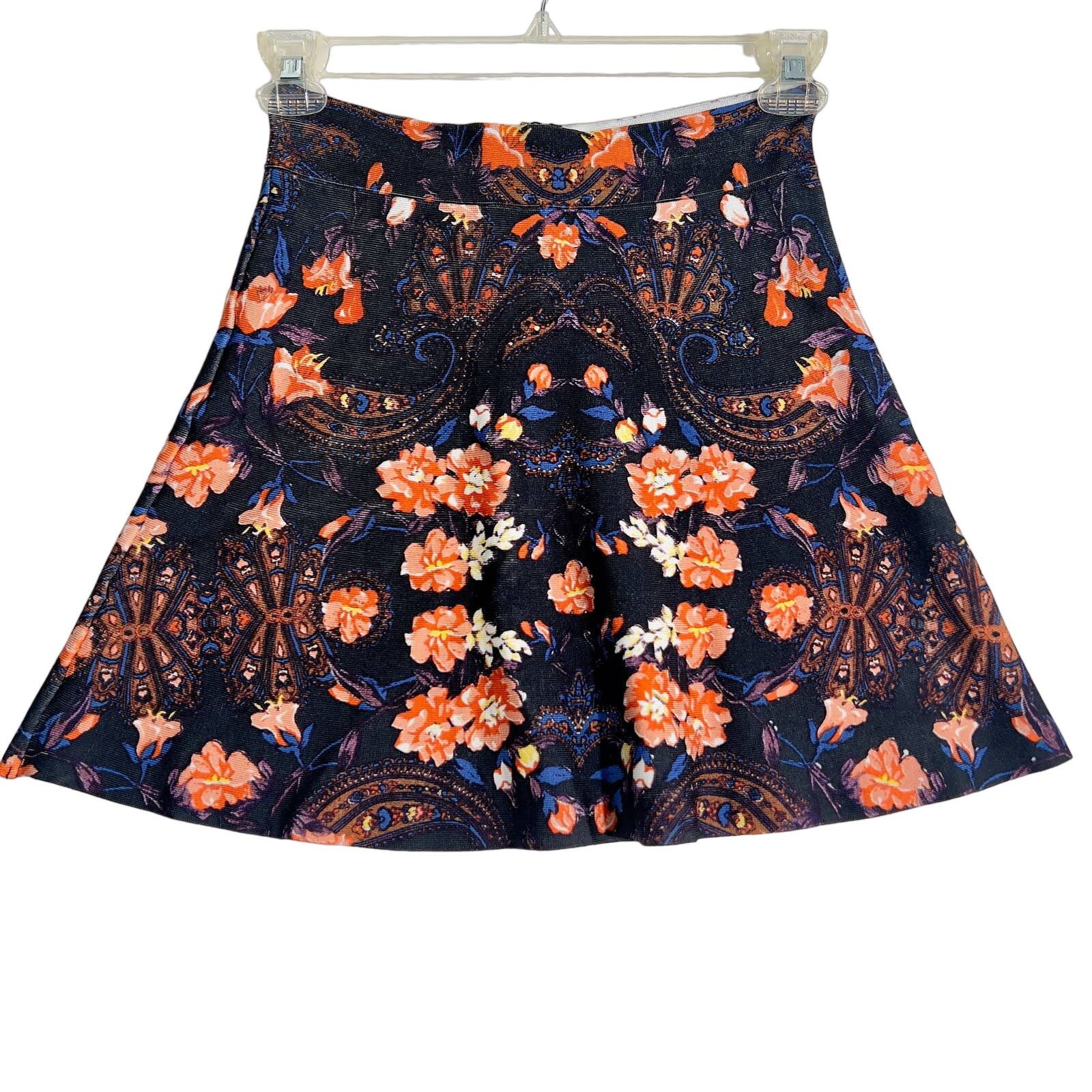 Bebe bebe x Naven Mini-Skirt Medium Floral Paisley STRETCHY Zip Size 26" / US 2 / IT 38 - 1 Thumbnail