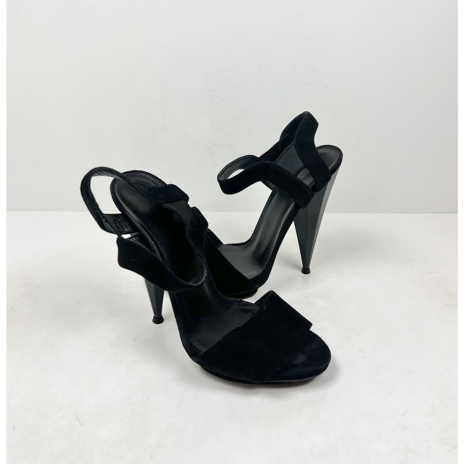 Gucci Size 6.5W - Gucci Black Suede Liberty Slingback Heels Size US 6.5 / IT 36.5 - 1 Thumbnail