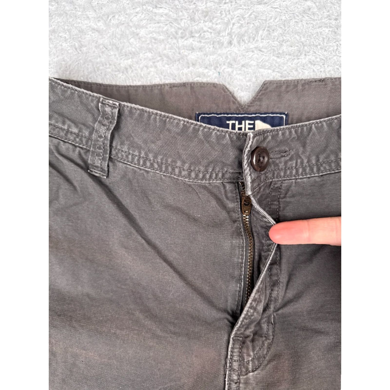 The North Face VINTAGE The North Face Shorts Cargo Men 30 Gray 100% Cotton Canvas Zip Pockets 29x9 Casual Outdoor Mens Size US 30 / EU 46 - 6 Thumbnail