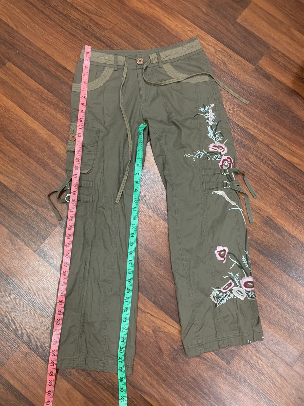 Mi-Tu Embroidered Flower Bondage Pants
