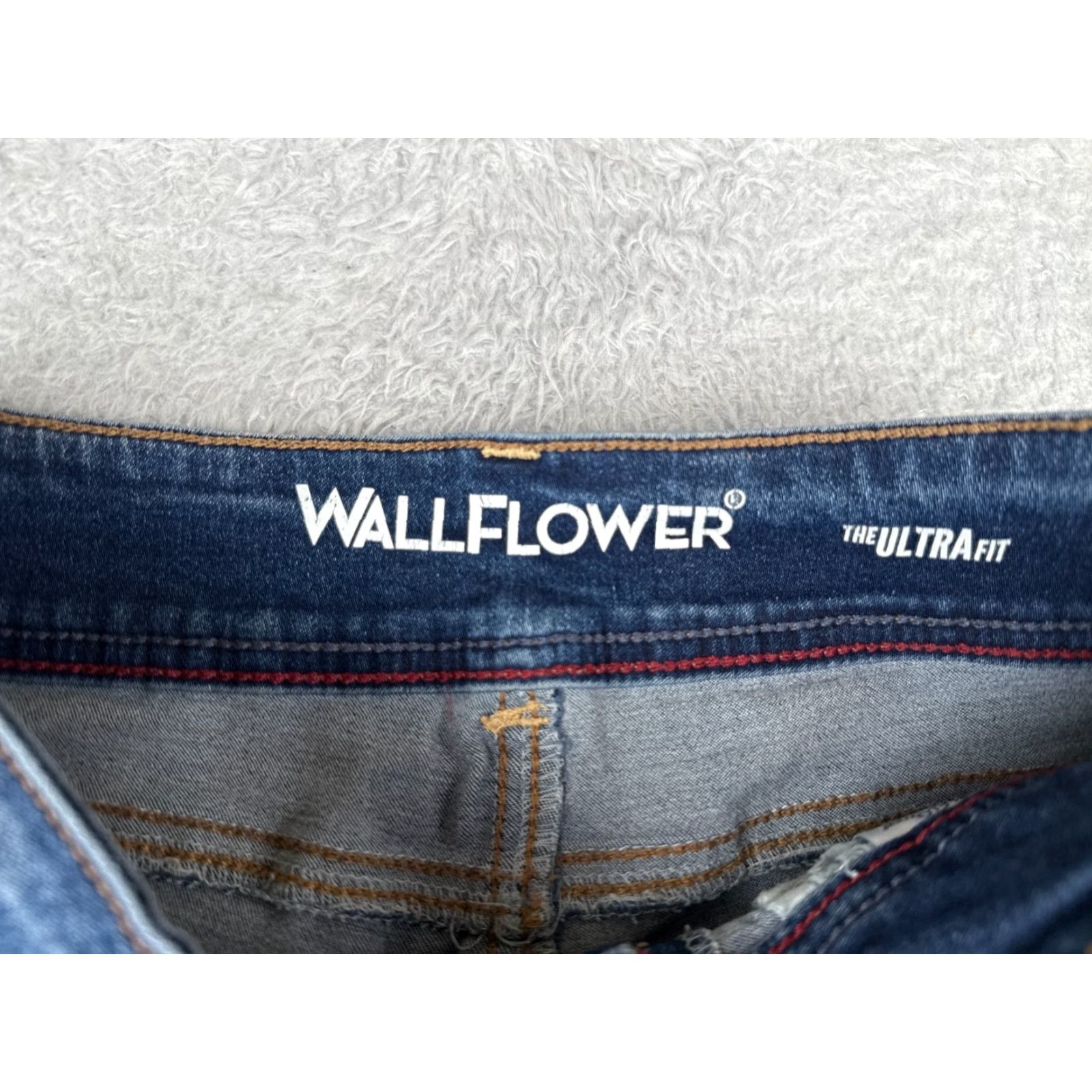 Vintage Wallflower Jeans Juniors 3 Blue Denim The Ultra Fit Capri Rolled Hem Mid 26x23 Denim Capri Jeans Women’s Regular Blue 26x23 3" Size 26" / US 2 / IT 38 - 6 Thumbnail