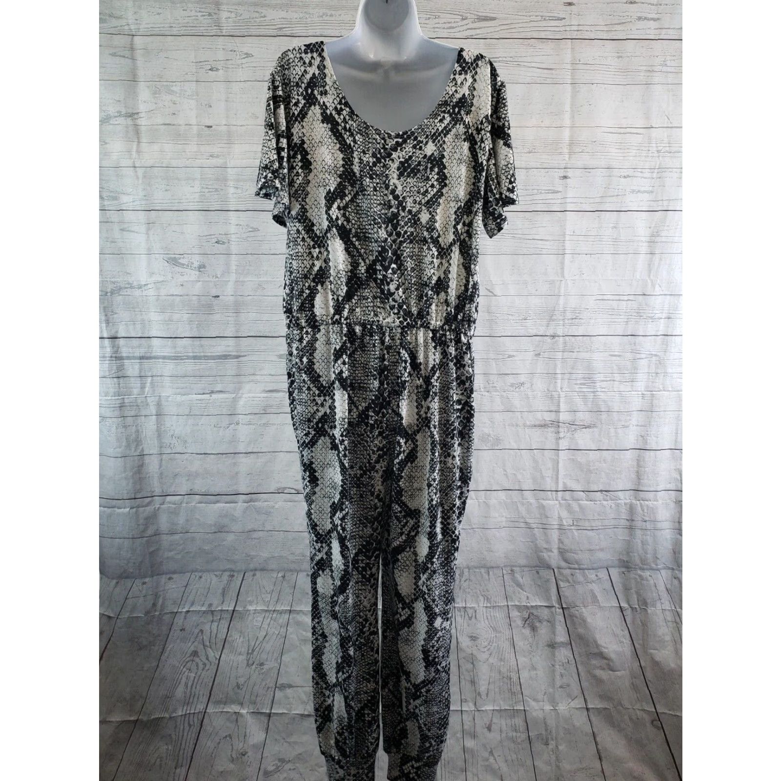 Vintage VINTAGE LuLaRoe Womens Jumpsuit Sz Medium Black White Snakeskin Short Sleeve V-Neck Size 32" / US 10 / IT 46 - 4 Thumbnail