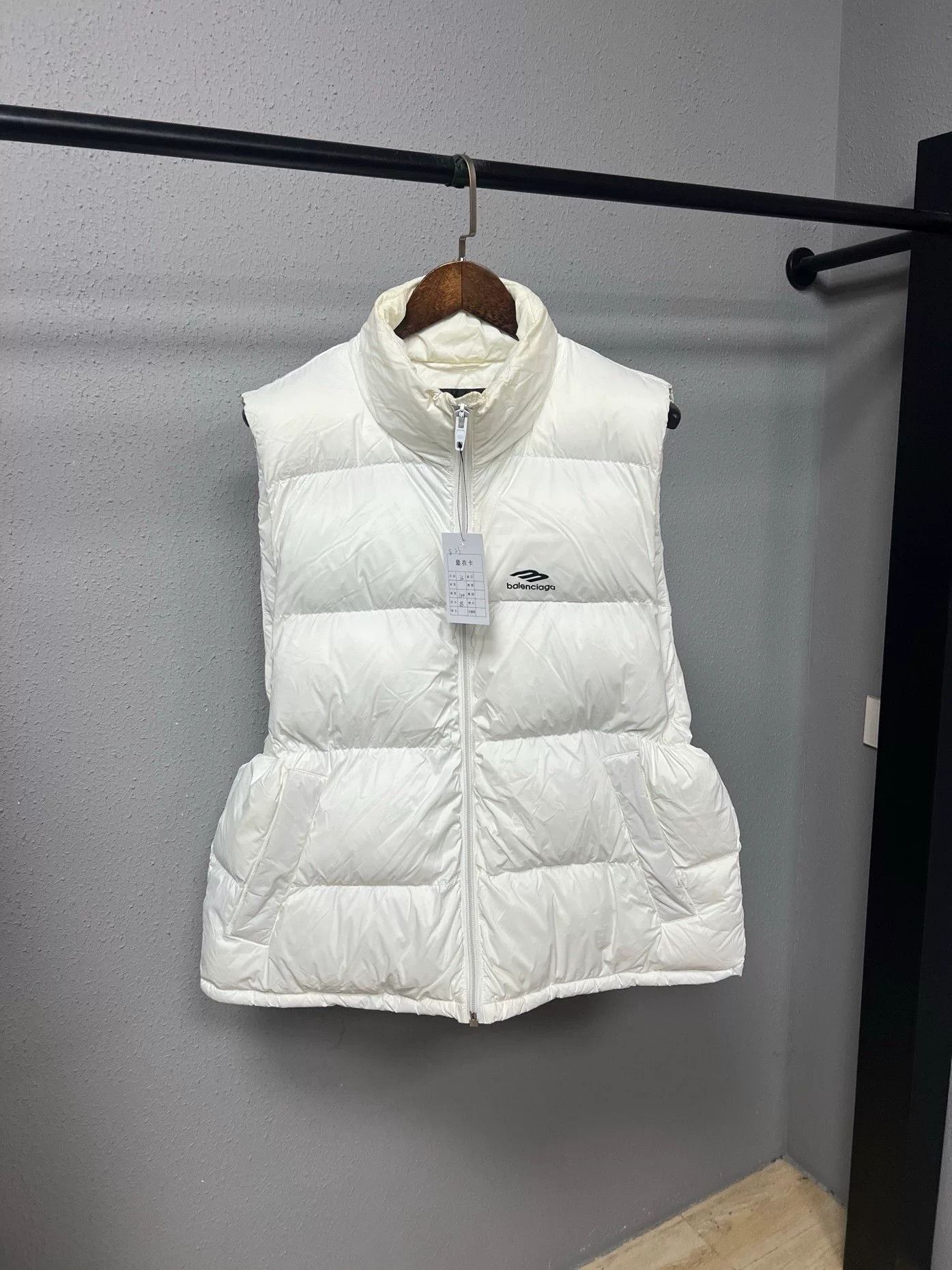 Balenciaga balenciaga white puffer vest Size S / US 4 / IT 40 - 1 Thumbnail