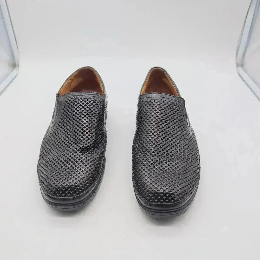 Designer Gravity Defyer Emil Black Cutwork Leather Shoes sz 8 Size US 8 / EU 41 - 2 Thumbnail