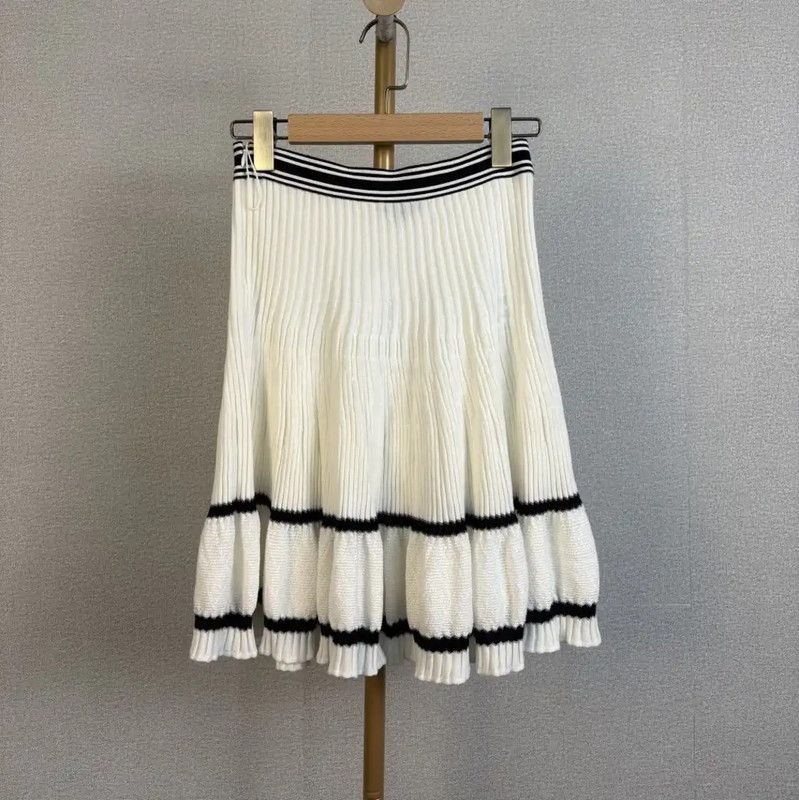 Chanel Chanel Summer Cotton Skirt in Cream White 0089 Size 27" / US 4 / IT 40 - 1 Thumbnail
