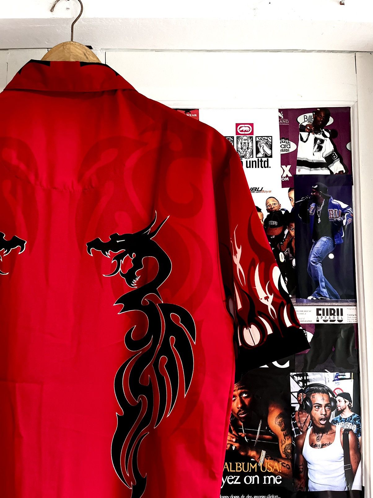 Dragonfly × Grunt Style × JNCO 𝐘2𝐊 𝐍𝐎 𝐁𝐎𝐔𝐍𝐃𝐀𝐑𝐈𝐄𝐒 𝐃𝐑𝐀𝐆𝐎𝐍 𝐅𝐋𝐀𝐌𝐄𝐒 𝐀𝐑𝐓 𝐎𝐏𝐄𝐍 𝐂𝐎𝐋𝐋𝐀𝐑 𝐒𝐇𝐈𝐑𝐓 Size US M / EU 48-50 / 2 - 15 Thumbnail