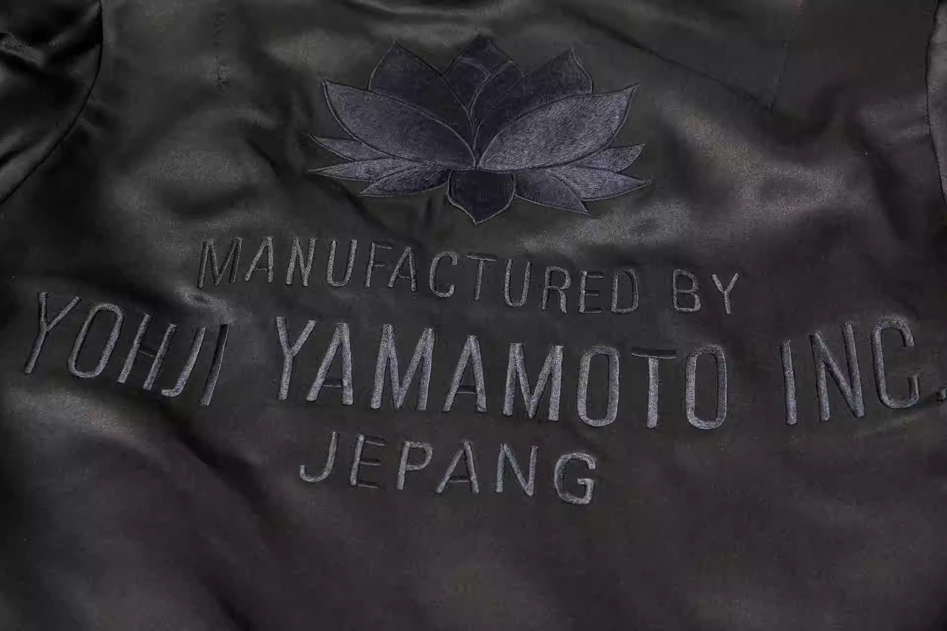 Yohji Yamamoto Yohji Yamamoto Lotus Buddha Hand Embroidered Silk Jacket-25 Size US S / EU 44-46 / 1 - 3 Thumbnail