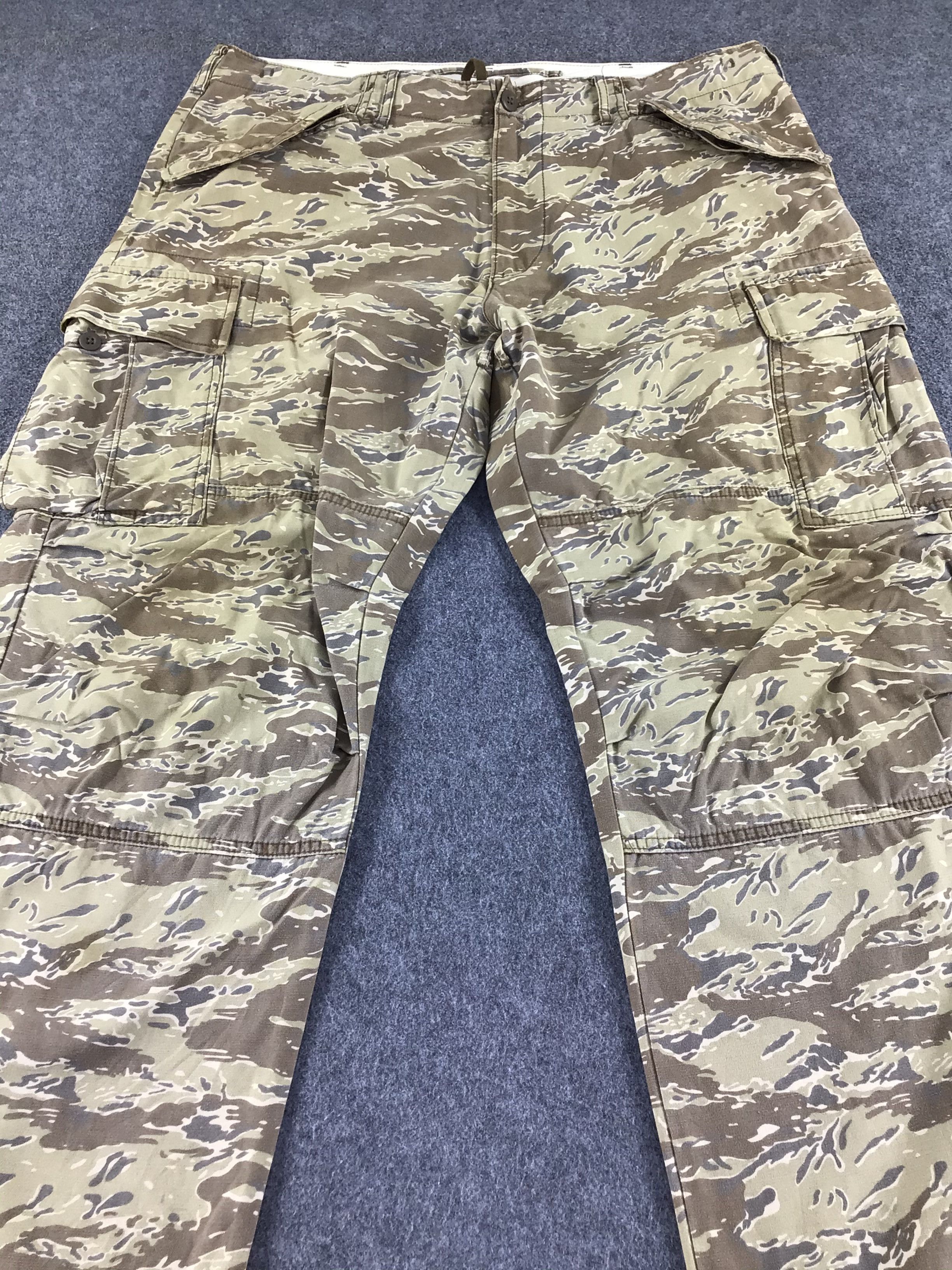 Uniqlo Uniqlo Camo Multi Pocket Cargo Pant-J142 Size US 38 / EU 54 - 3 Thumbnail