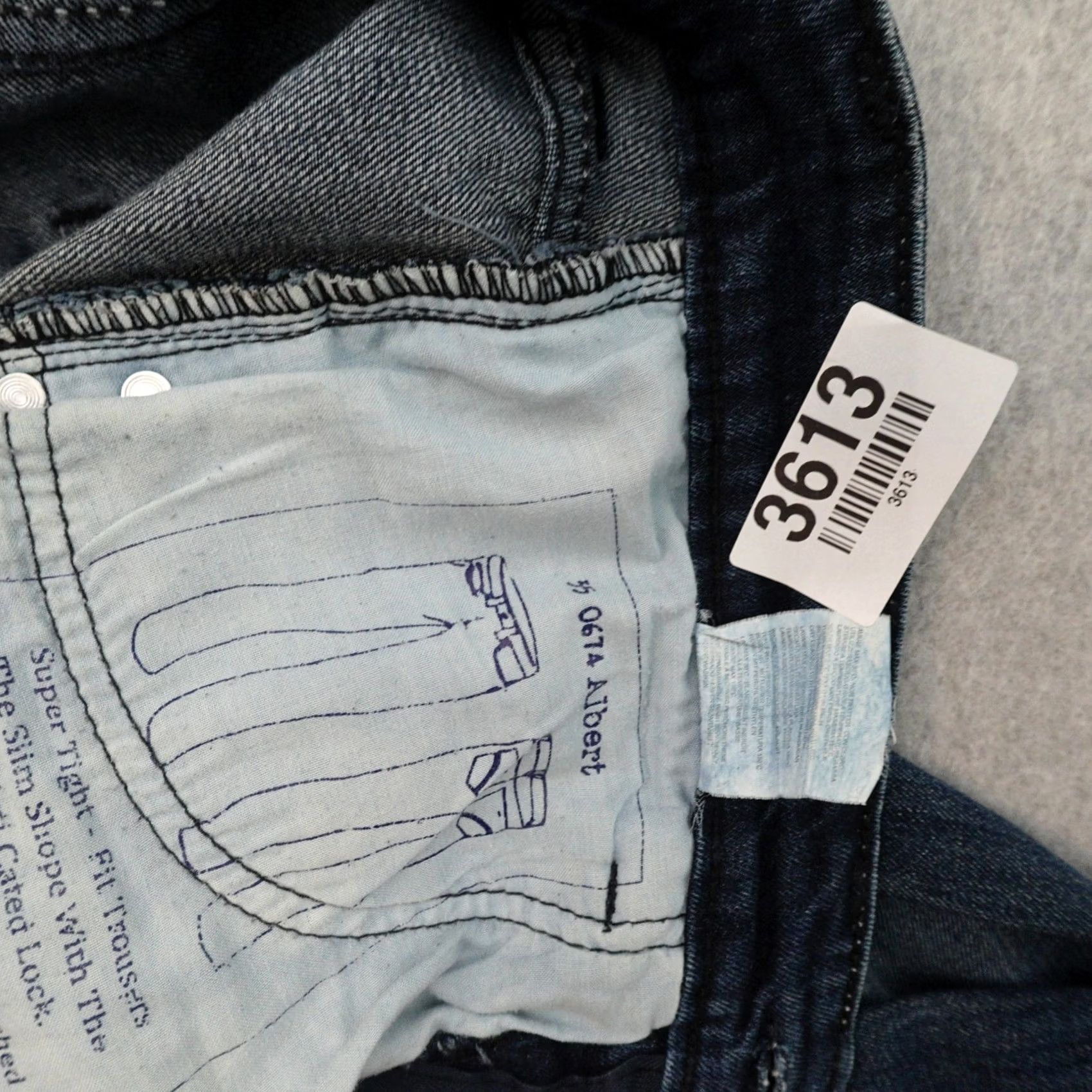 Vintage VINTAGE Iceberg Jeans Women's 32 (32X32) Straight Dark Wash Blue Denim Y2K Jeans Women Straight 32 Blue Embroidered Pockets Size 24" / US 00 / IT 34 - 5 Thumbnail
