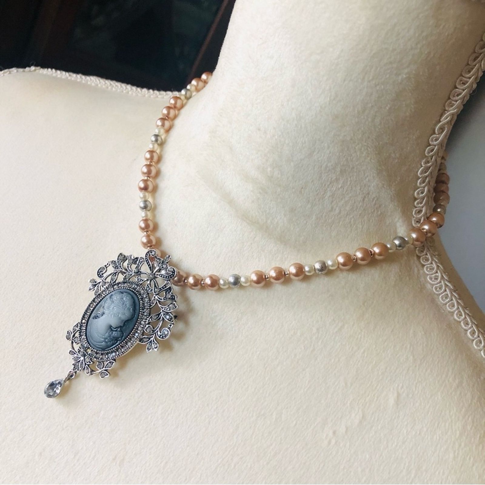 Handmade Handcrafted repurpose Victorian lady cameo Pearl necklace Size ONE SIZE - 4 Thumbnail