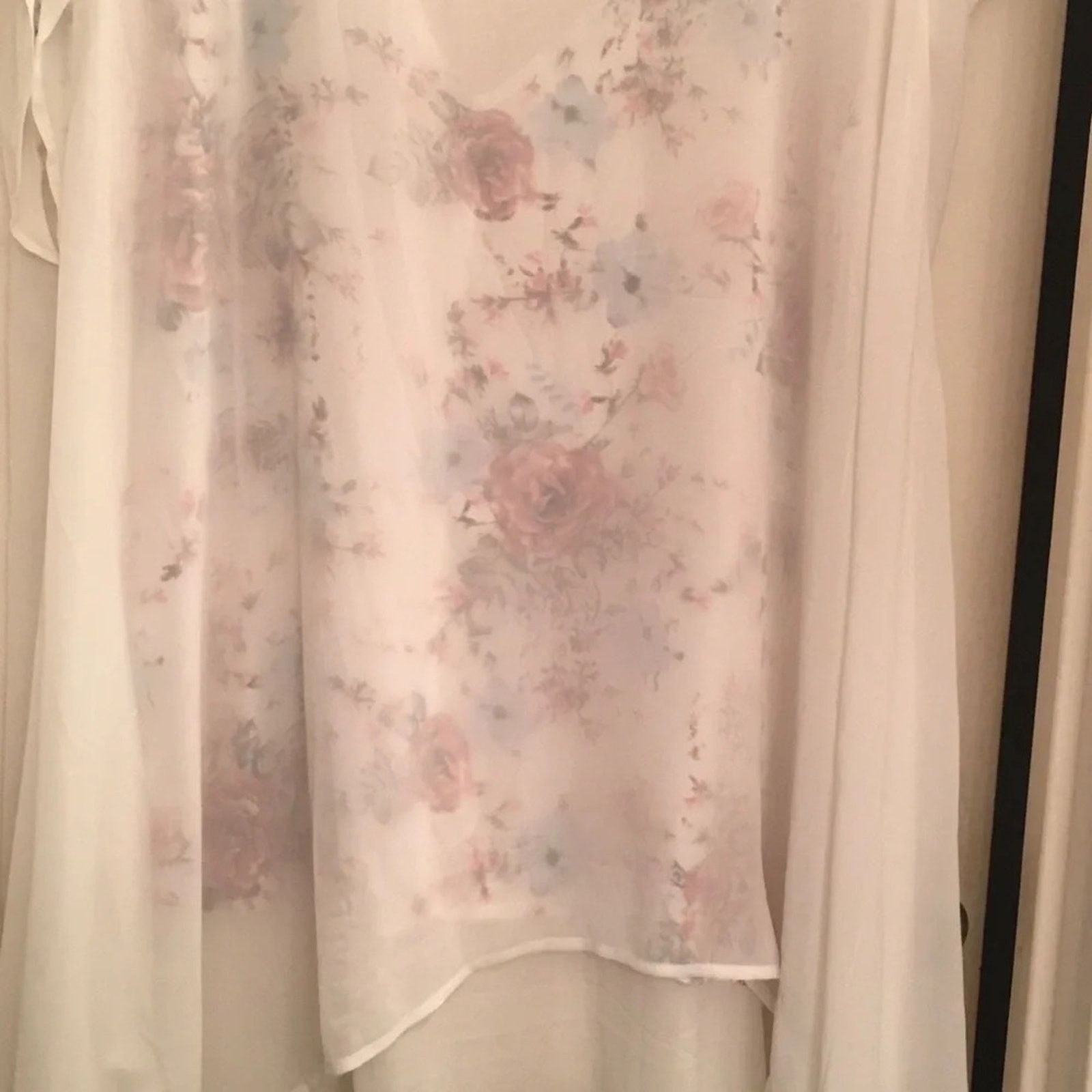 The Unbranded Brand Torrid lightweight floral print pull over top. Size XXL / US 16-18 / IT 52-54 - 5 Thumbnail
