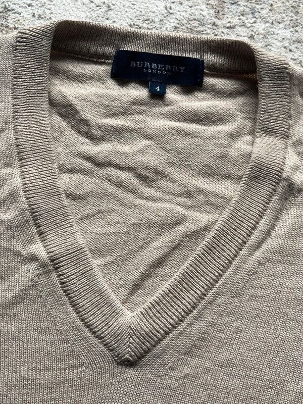 Burberry Burberry London Sz 4 / S V-Neck Sweater Size US S / EU 44-46 / 1 - 3 Thumbnail