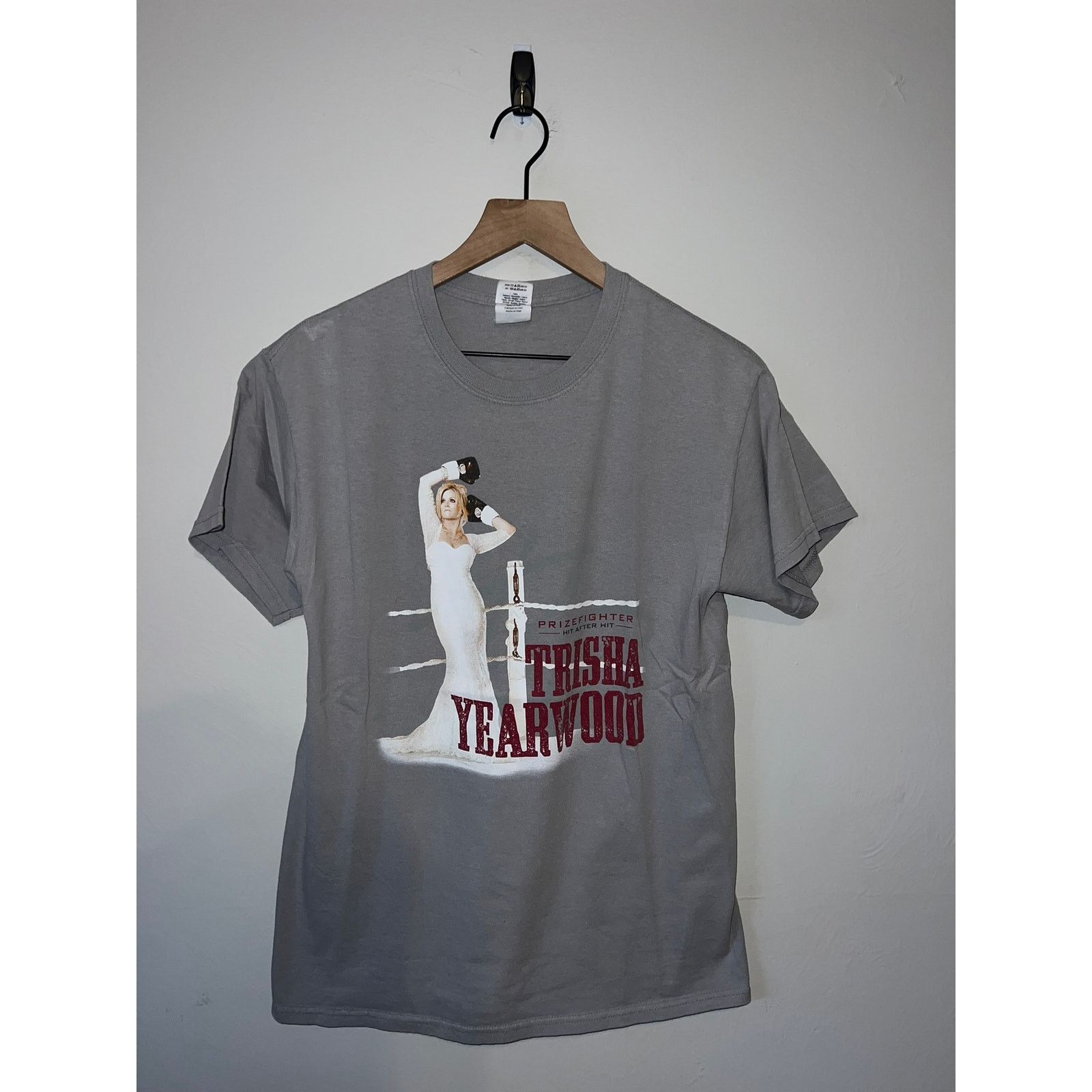 Gildan Vintage Trisha Yearwood Shirt Garth Brooks Tour Tee 2014-15 Size US M / EU 48-50 / 2 - 1 Thumbnail