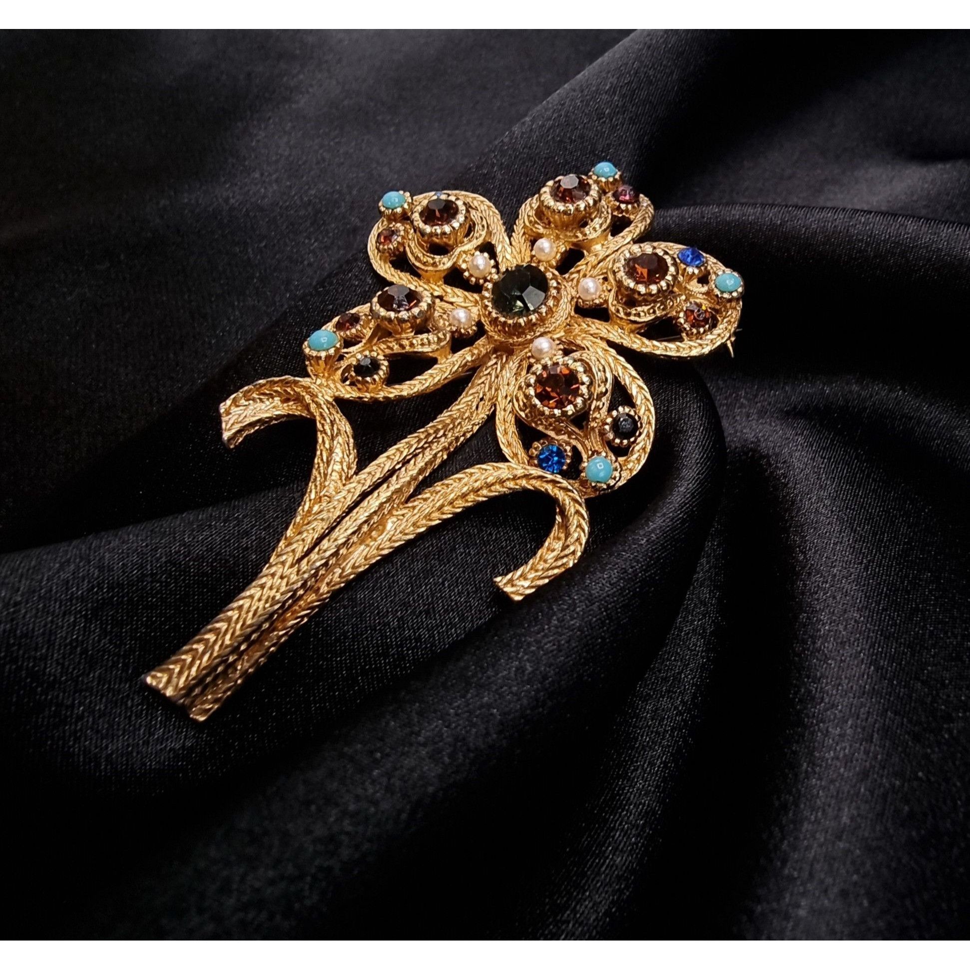 Vintage Vintage 1950s-1960s Sphinx Gold Tone Flower Brooch Size ONE SIZE - 3 Thumbnail