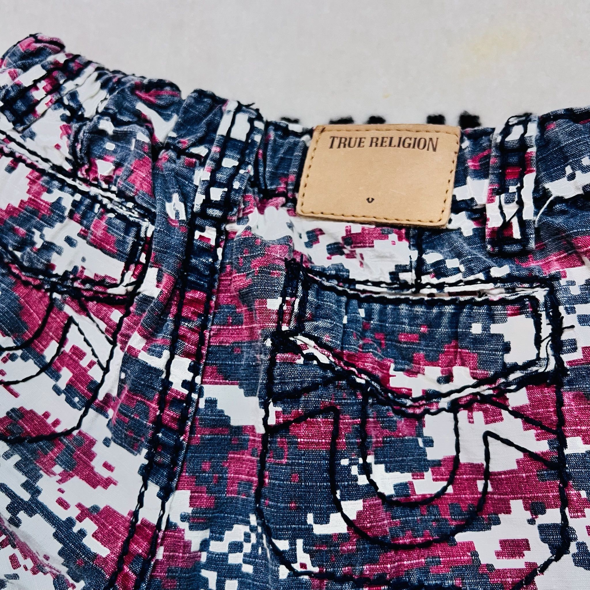 True Religion True Religion Digital Camo Back Flap Pockets Logo Shorts Size 28" / US 6 / IT 42 - 3 Thumbnail