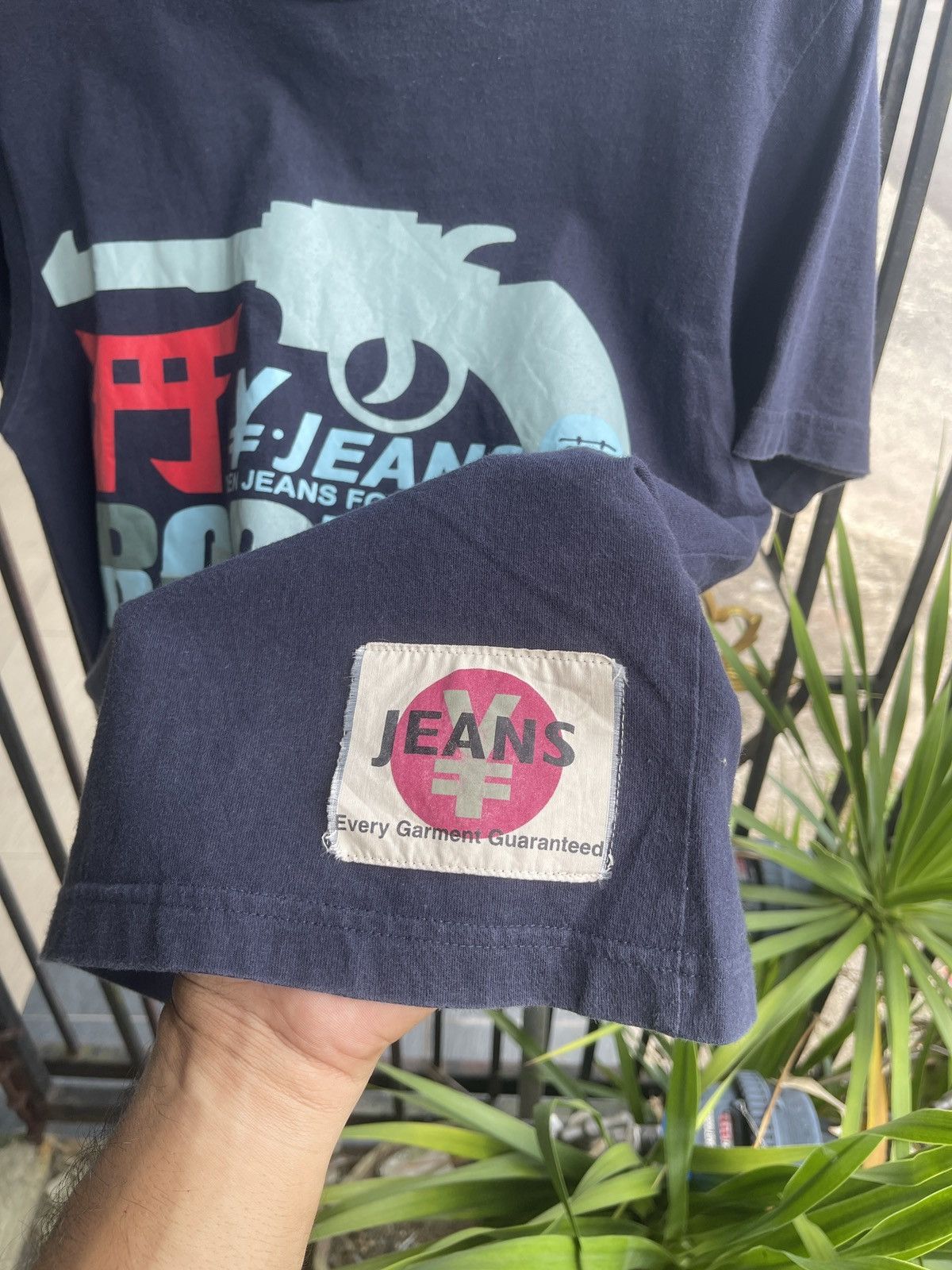 Evisu Vintage 90s ¥en Jeans For Border a Gun Graphic Tshirt Size US S / EU 44-46 / 1 - 5 Thumbnail