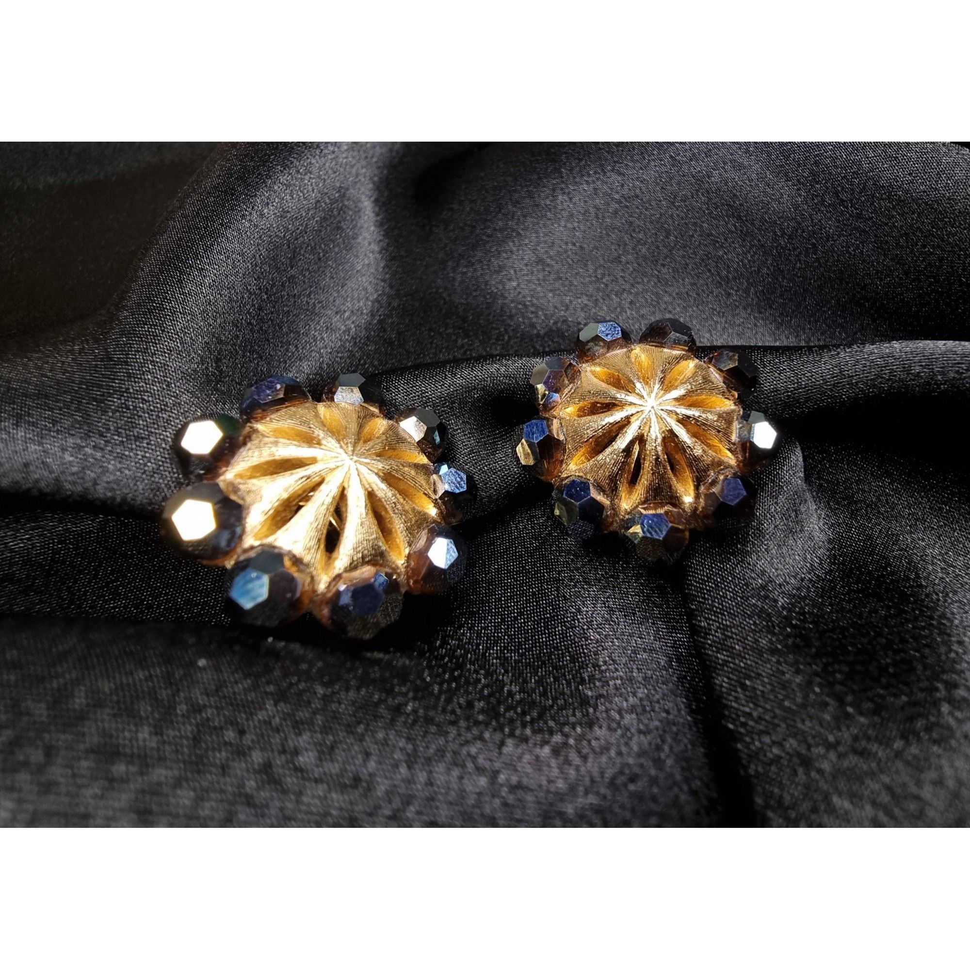 Other Vintage 1960s TRIFARI Signed Gold-Tone Clip-On Earrings With Size ONE SIZE - 1 Thumbnail