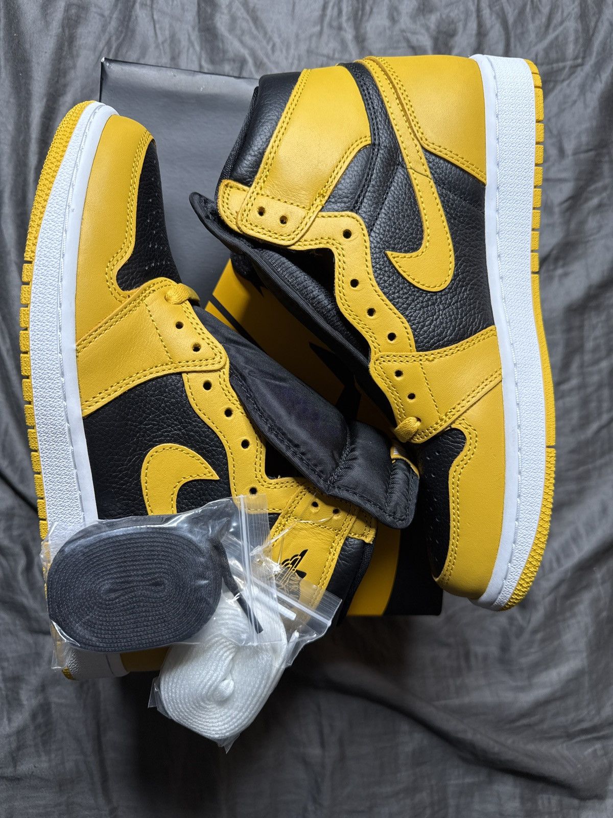 Nike Air Jordan 1 Pollen Size US 9 / EU 42 - 2 Thumbnail