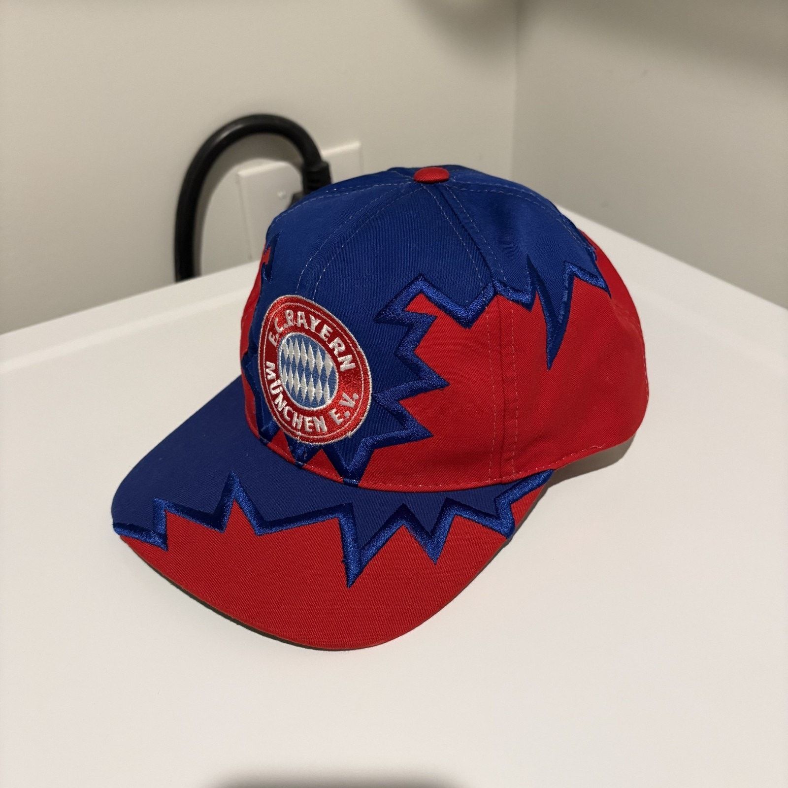 Drew Pearson × Vintage Vintage FC Bayern Munchen Jagged Edge Drew Pearson Hat Size ONE SIZE - 4 Thumbnail