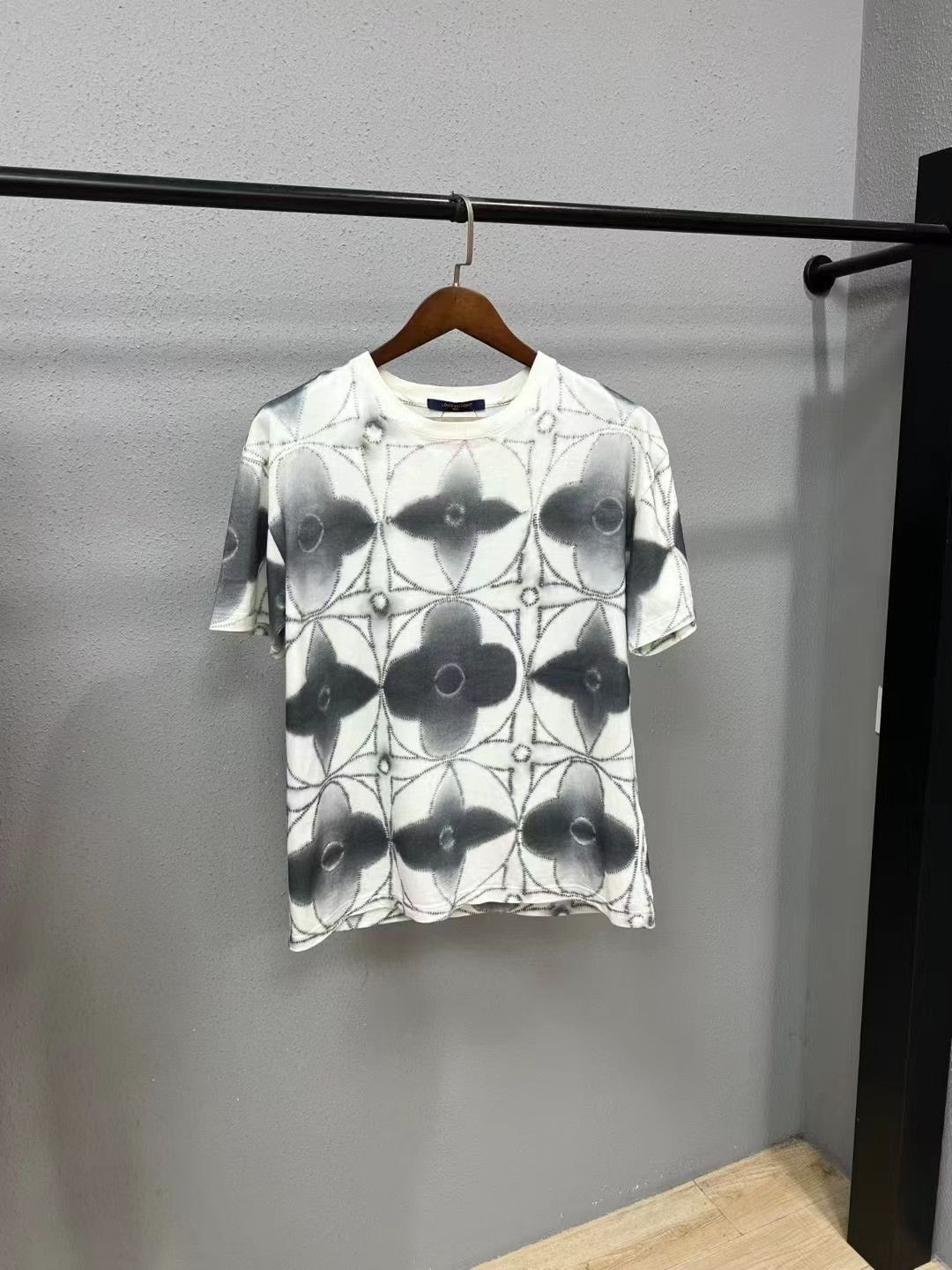 Louis Vuitton LV Ink Painting Short Sleeve Size US M / EU 48-50 / 2 - 1 Thumbnail