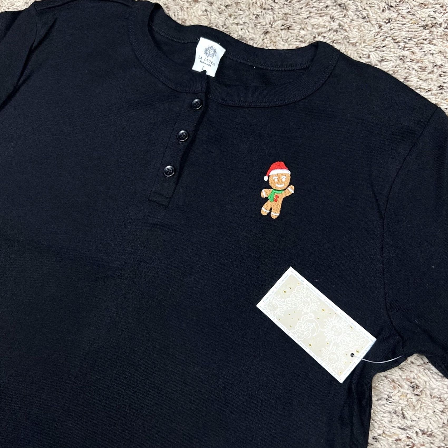 Vintage La Luna Christmas Crop Top T-Shirt Womens Large Embroidered Ginger Bread Black 100% Cotton Short Sleeve Henley Casual 2020s Modern Stylish Size L / US 10 / IT 46 - 4 Thumbnail