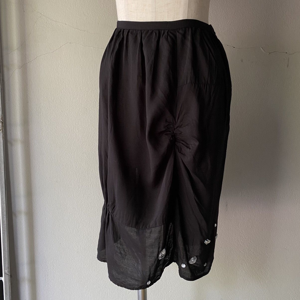 Sunao Kuwahara Sunao Kuwahara Black Ruched Skirt with Gem Accents Size 30" / US 8 / IT 44 - 10 Thumbnail