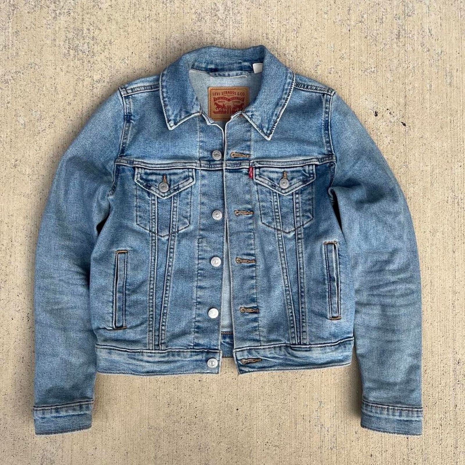 Levi's Women's Original Levi Trucker Jacket Jeanie Medium Blue Wash Size XS / US 0-2 / IT 36-38 - 1 Thumbnail