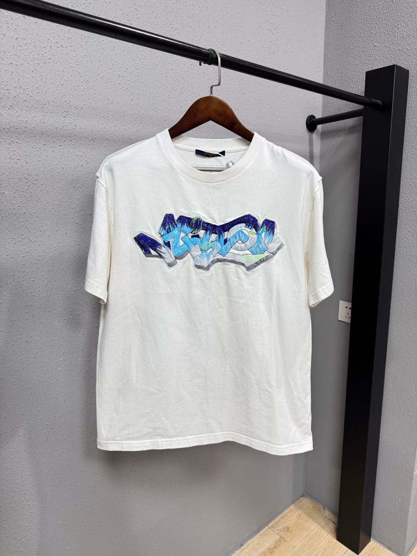 Louis Vuitton LV Snow Mountain Logo Short Sleeve Size US L / EU 52-54 / 3 - 1 Thumbnail