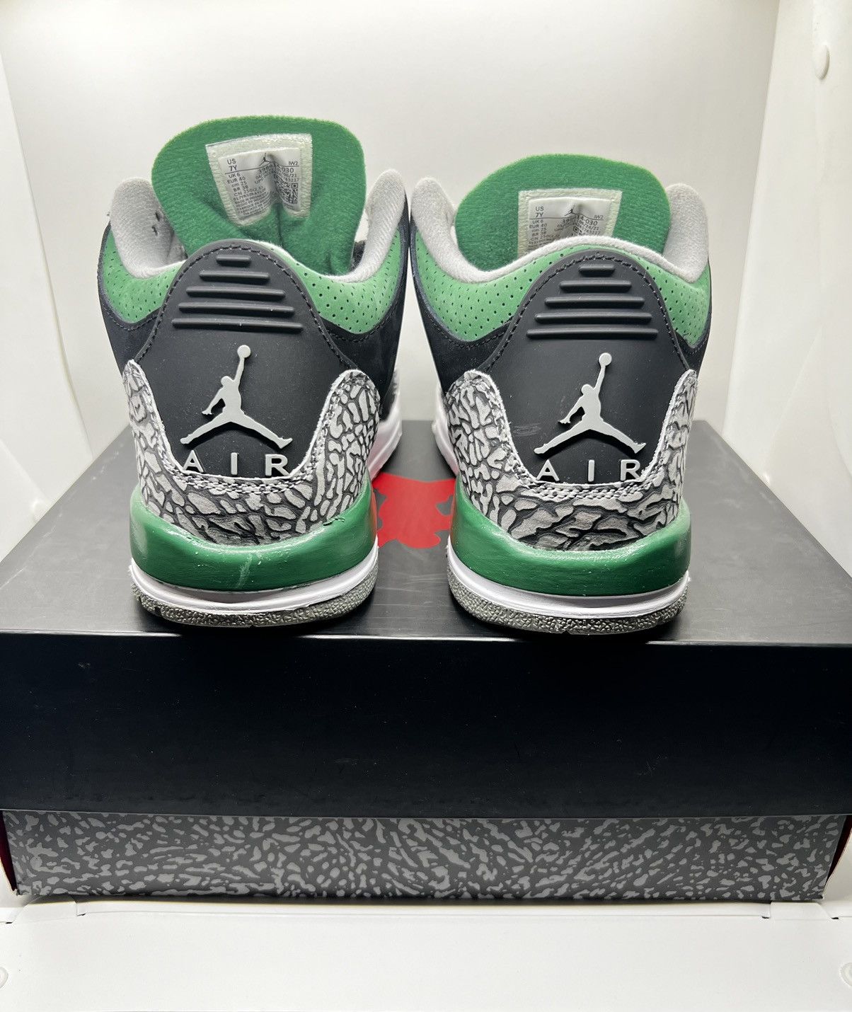 Jordan Brand Air Jordan 3 Retro Pine Green (GS) Size US 7 / EU 40 - 2 Thumbnail
