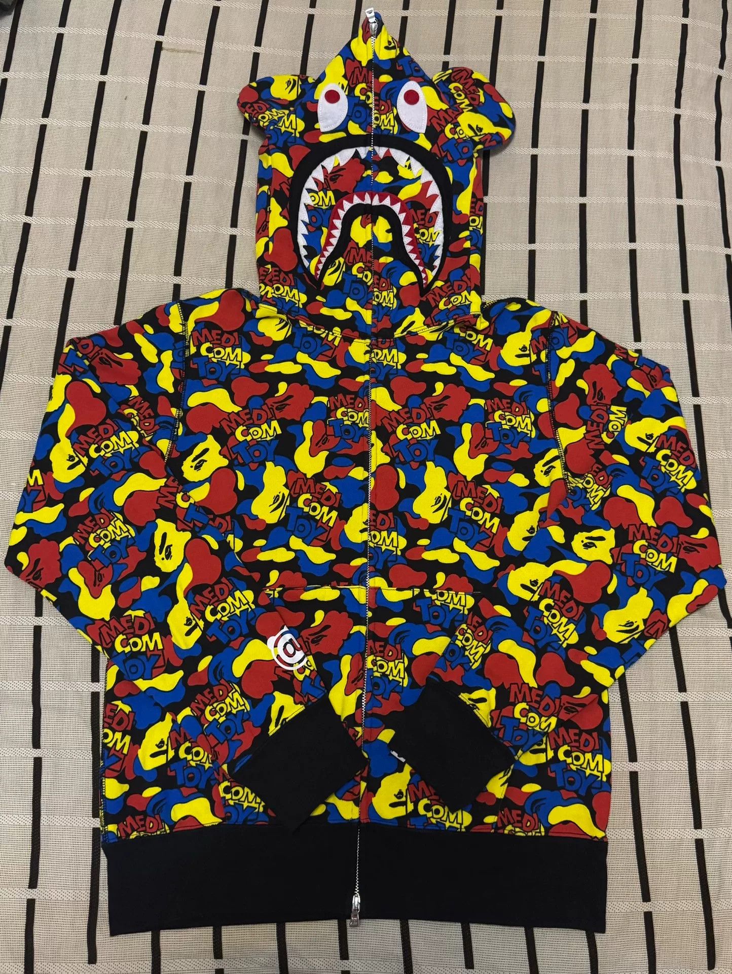 Bape Bape Shark Camo Light Jacket M Men Size US M / EU 48-50 / 2 - 1 Thumbnail