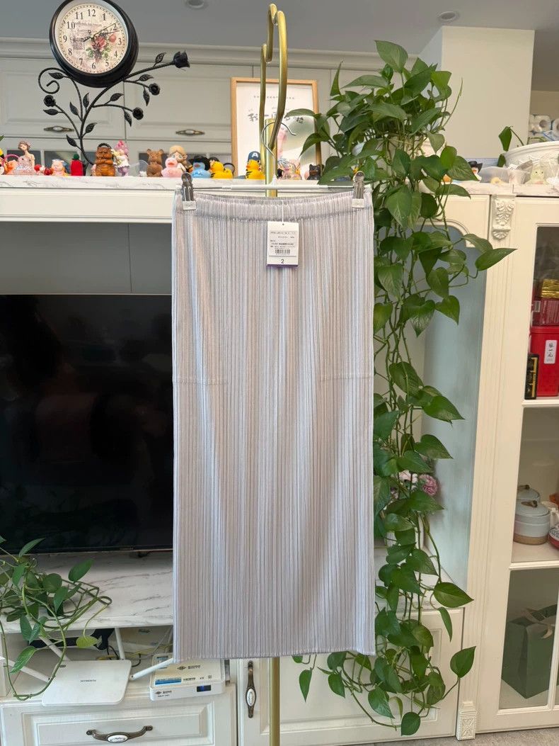 Issey Miyake Issey Miyake size:2 Light grey pleated skirt Size 42" / US 20 - 1 Thumbnail