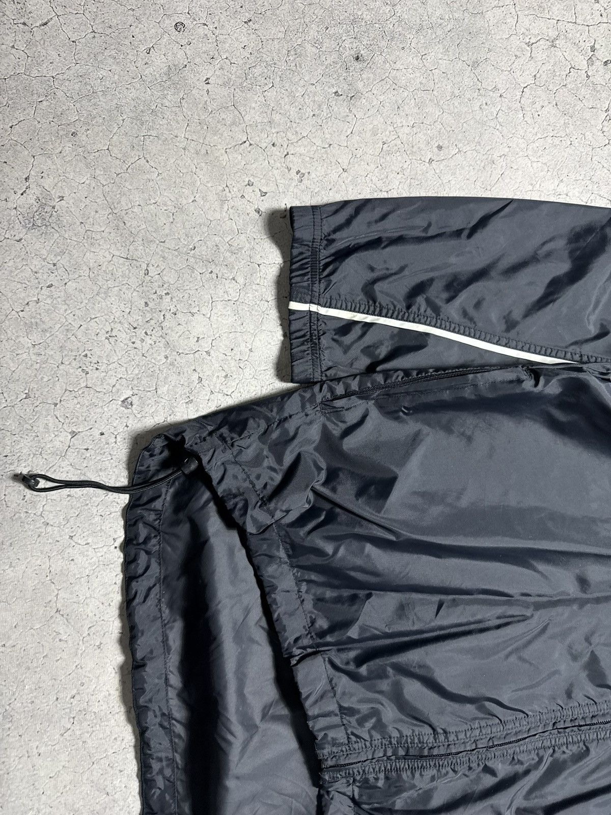 Nike Nike Vintage 90’s Nylon Black Light Windbreakers Jacket Size US L / EU 52-54 / 3 - 2 Thumbnail
