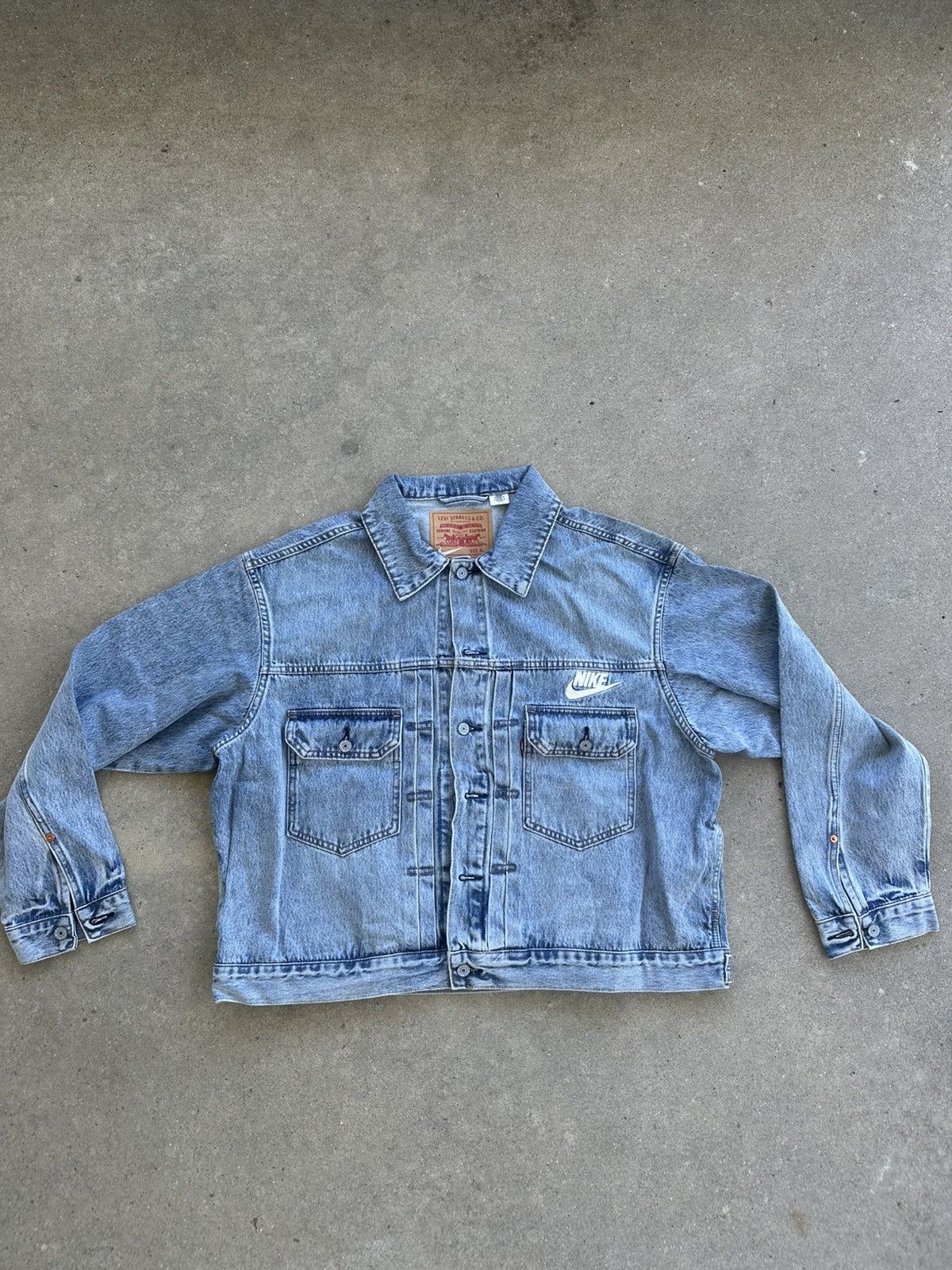 Levi's × Nike Nike Levi’s Denim Trucker Jacket size XL Size US XL / EU 56 / 4 - 1 Thumbnail
