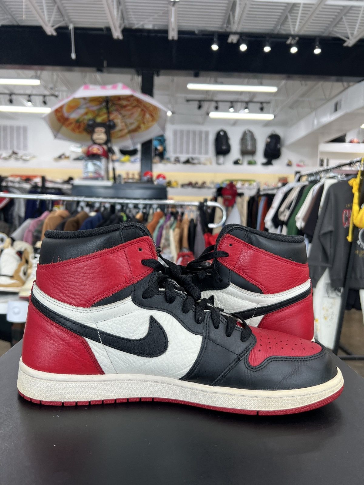 Jordan Brand Air Jordan 1 Bred Toe Sz. 11.5 (2018) Size US 11.5 / EU 44-45 - 4 Thumbnail