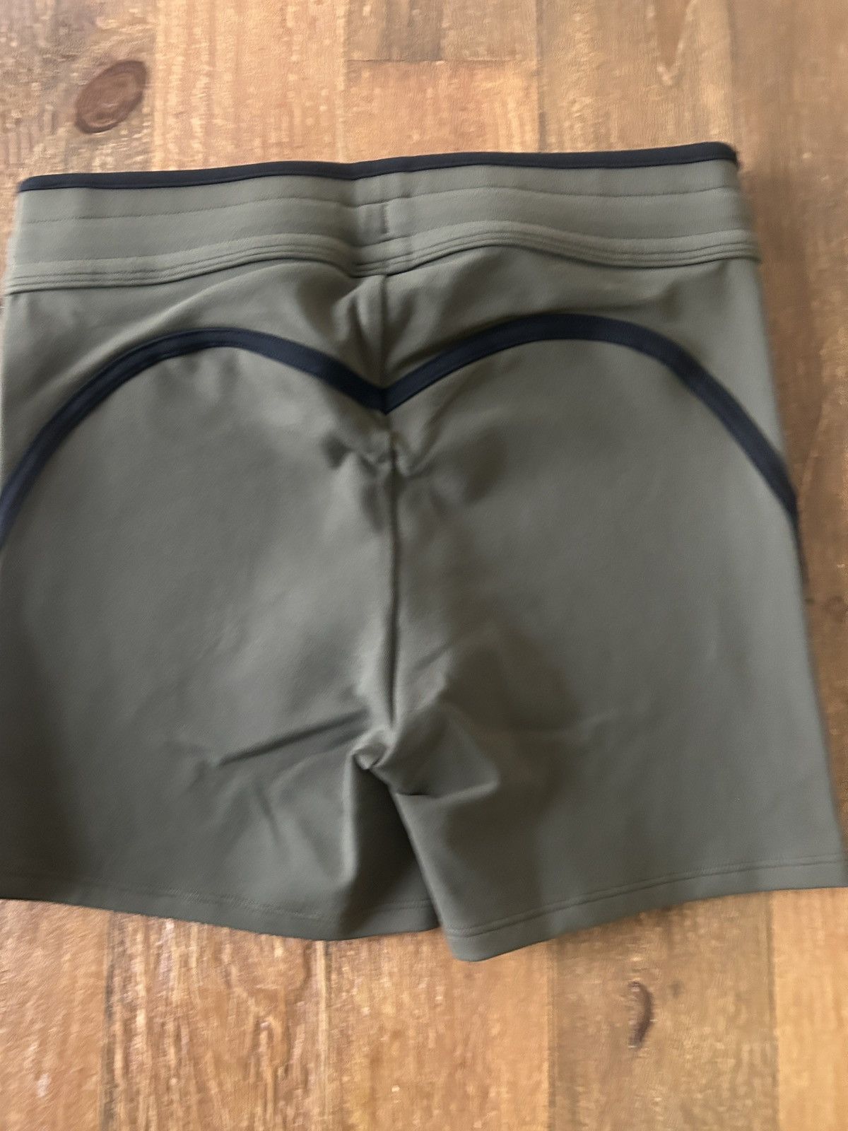 Alo Yoga Alo Yoga 4" Airbrush High-Waist Race Pace Short olive XS Size 26" / US 2 / IT 38 - 3 Thumbnail