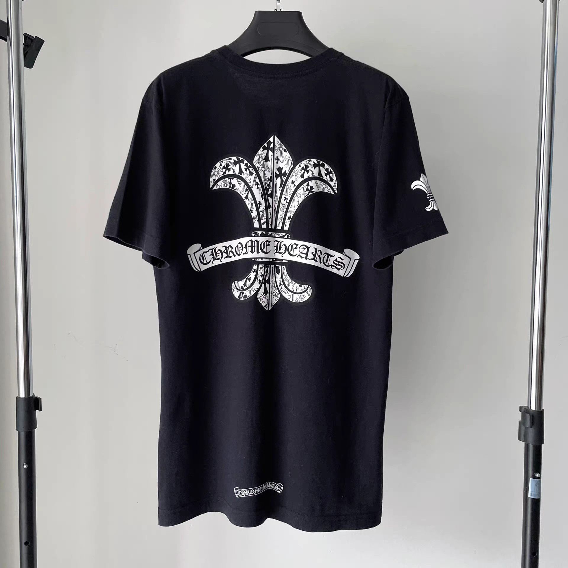Chrome hearts スノーフレークロゴ半袖Tシャツバックフローラルクロス Chrome Hearts Chrome Hearts 'Floral Snowflake Cross' Black Graphic