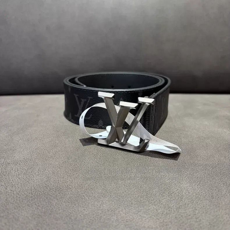 Louis Vuitton Louis Vuitton Black V-button presbyopic leather belt Size ONE SIZE - 1 Thumbnail
