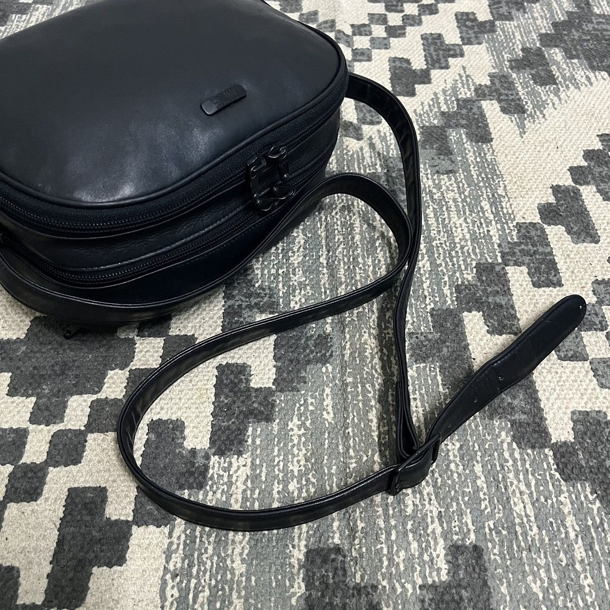 Issey Miyake Authentic Vintage Issey Miyake Product Leather Sling Bag Size ONE SIZE - 5 Thumbnail