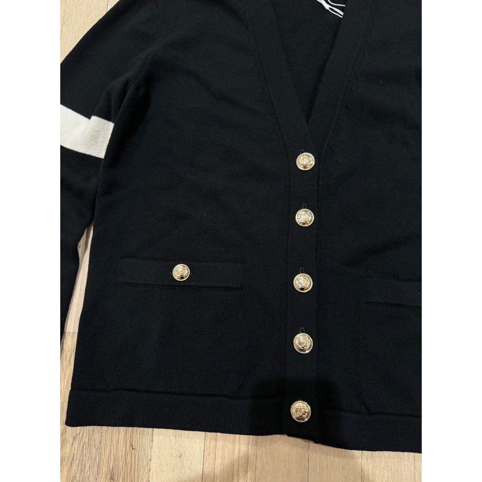 Chanel Chanel 20K Black Cashmere White Gold CC Logo Long Sleeve Size XS / US 0-2 / IT 36-38 - 5 Thumbnail